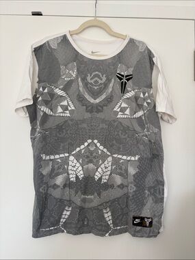 Nike Gray & White Kobe Graphic Short-Sleeve Tee
